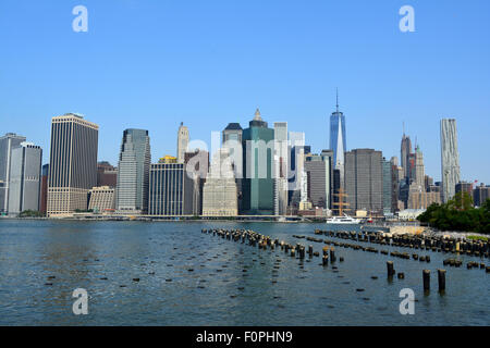 Lower Manhattan Skyline entlang des East River. Stockfoto