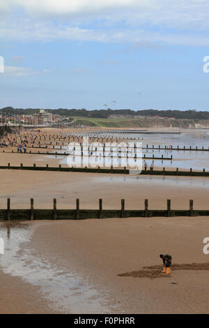 Mann auf der Suche nach Köder am North Beach, Bridlington, East Yorkshire, England, UK. Stockfoto