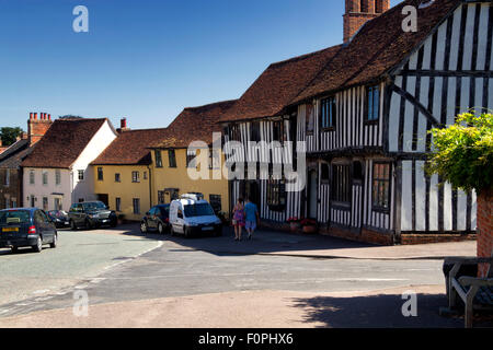 Touristen zu Fuß vorbei an historischen Fachwerkhaus beherbergt, Church Street, Lavenham, Suffolk, UK Stockfoto