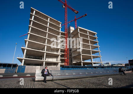 Verlassen der Räumlichkeiten des geplanten neuen Hauptsitzes der Anglo Irish Bank am Spencer Dock, Dublin, Irland Stockfoto