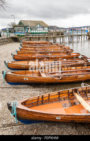 Ruderboote zu mieten neben Ambleside Pier, Lake Windermere, Ambleside, Lake District, Cumbria, England Stockfoto