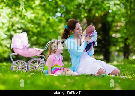 Familie mit Kindern, Picknick im Freien zu genießen. Mutter mit Säugling und Kleinkind Kind entspannen Sie in einem Park. Stockfoto