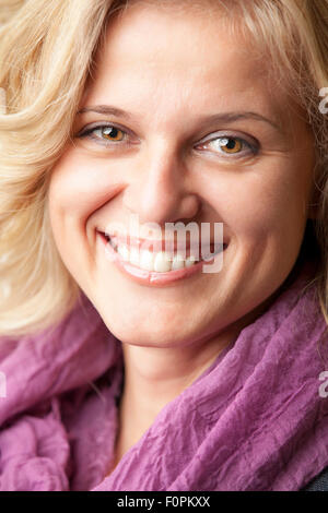 Glückliche junge Frau lächelnd über weiß Stockfoto