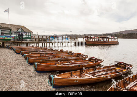 Ruderboote zu mieten neben Ambleside Pier, Lake Windermere, Ambleside, Lake District, Cumbria, England Stockfoto