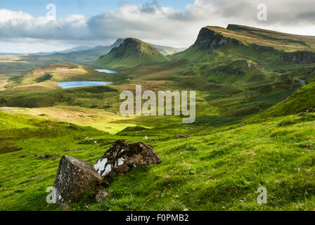 Die Trotternish Ridge auf Skye wurde durch einen alten Erdrutsch in einem Labyrinth von tiefen Schluchten und Schutthalden resultierenden gebildet. Stockfoto