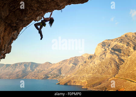 Weibliche Kletterer auf überhängenden Felsen, Insel Kalymnos, Griechenland Stockfoto