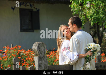 Romantische junges Paar in der ukrainischen Stil Kleidung im freien Stockfoto