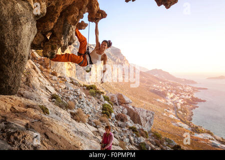 Junge Frau Vorstieg in Höhle mit schöner Aussicht im Hintergrund Stockfoto