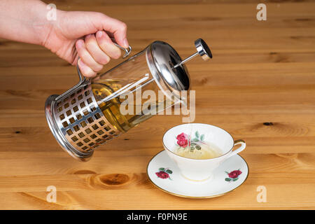 Linden-Tee aus französischen Presse zu einem Becher servieren Stockfoto