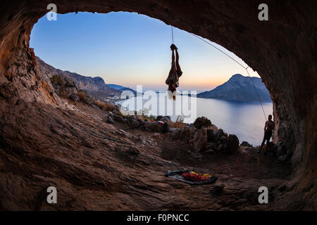 Weibliche Kletterer kopfüber am Seil hängend Stockfoto