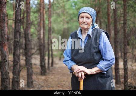 Porträt einer alten Frau im freien Stockfoto