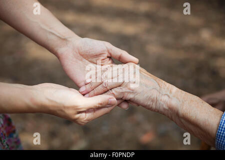 Blick auf die junge Frau, die an Hand der leitende Person zugeschnitten Stockfoto