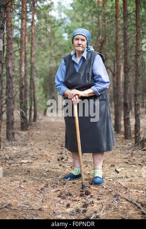 Porträt einer alten Frau im freien Stockfoto