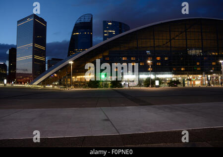 CNIT an La Defense in Paris bei Nacht. Stockfoto