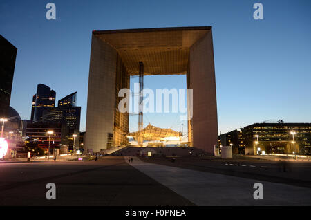 Den großen Bogen am la Défense in Paris bei Sonnenuntergang. Stockfoto
