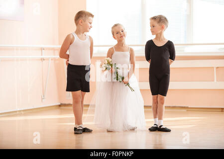 Beim Ballett tanzen Klasse: jungen und ein Mädchen mit Blumen, die anmutig posiert Stockfoto