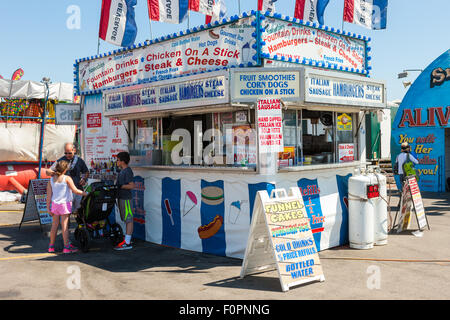 Eine Familie hält an einer Lebensmittel-Konzession mit verschiedenen Snacks an der Ohio State Fair in Columbus, Ohio. Stockfoto