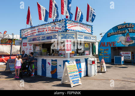 Eine Familie hält an einer Lebensmittel-Konzession mit verschiedenen Snacks an der Ohio State Fair in Columbus, Ohio. Stockfoto