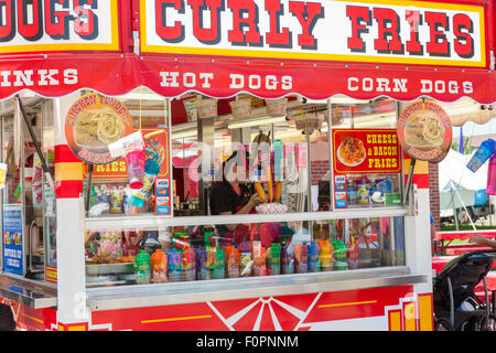 Eine Frau verkauft verschiedene Snacks zu essen Zugeständnis an der Ohio State Fair in Columbus, Ohio. Stockfoto