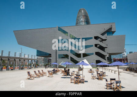 Disseny Designmuseum in Barcelona, Spanien. Mit Agbar-Turm im Hintergrund. Stockfoto