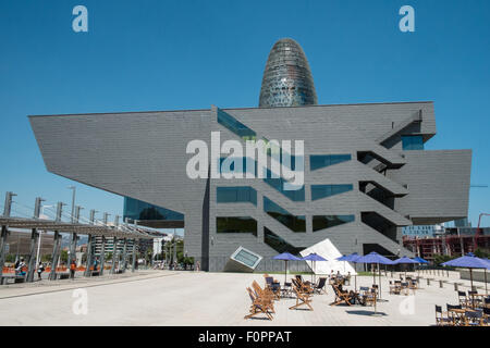 Disseny Designmuseum in Barcelona, Spanien. Mit Agbar-Turm im Hintergrund. Stockfoto