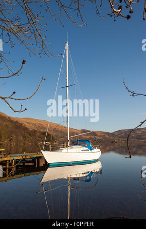 Yacht festgemacht an einem Steg am See Ullswater, Glenridding, Lake District, Cumbria, England Stockfoto