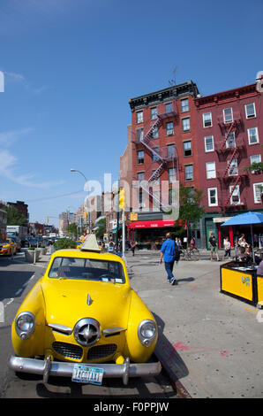 USA, Staat New York, New York City, Manhattan, Greenwich Village, gelbe Studebaker Auto außerhalb der Caliente Cab Co Bar. Stockfoto