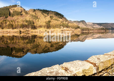 Lakeland Hügel Nachdenken über das Stille Wasser von Thirlmere Stausee, Lake District National Park, Cumbria, England Stockfoto