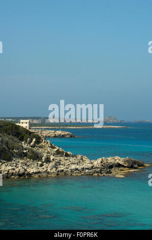 Die östlichen Punkt von Zypern mit türkischen Fahnen in Ferne, Karpaz Halbinsel, Nord-Zypern, April 2009 Stockfoto