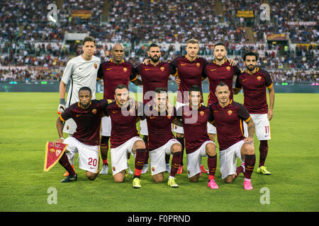 Roma-Gruppe Mannschaftsaufstellung, 14. August 2015 - Fußball / Fußball: Roma Team group (L-R) Wojciech Szczesny, Maicon, Leandro Castan, Edin Dzeko, Konstantinos Manolas, Mohamed Salah, vorne; Seydou Keita, Vasilis Torosidis, Miralem Pjanic, Iago Falque Radja Nainggolan posieren vor der pre-Season-Freundschaftsspiel zwischen AS Roma 6-4 FC Sevilla im Stadio Olimpico in Rom, Italien. (Foto von Maurizio Borsari/AFLO) Stockfoto