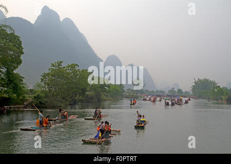 Bambus-Flöße auf dem Yulong Fluss in der Nähe von Yangshuo Stockfoto