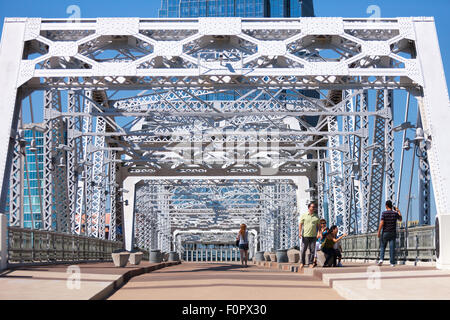 Menschen Sie Halt und genießen Sie den Blick von der John Seigenthaler Fußgängerbrücke in der Innenstadt von Nashville, Tennessee. Stockfoto