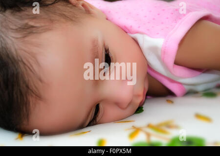 Nahaufnahme Porträts eines süßen, wunderschönen bengalischen Baby jungen in verschiedenen Stimmungen mit Textfreiraum Stockfoto