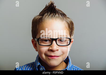 Closeup Portrait von netter Junge mit Brille Stockfoto