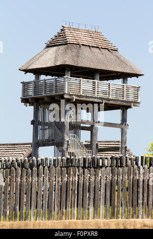 Japan, Yoshinogari Historical Park. Yayoi Minami-Naikaku, South inneren Palast Holz- Watch Tower und hölzernen Pfahl Mauer rekonstruiert. Blue Sky. Stockfoto