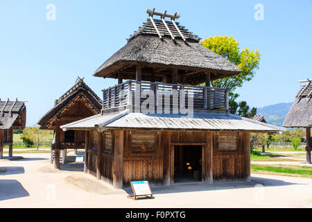 Japan, Yoshinogari Eisenzeit Historical Park. Rekonstruierte Kura-zu-Ichi, Yayoi Siedlung. Zentraler Treffpunkt kleiner Saal mit Glockenturm. Stockfoto