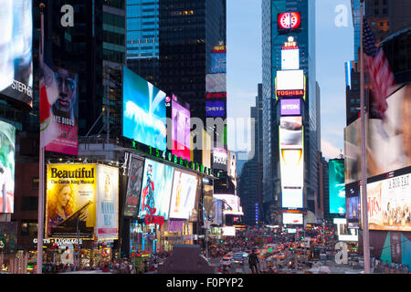 USA, New York State, New York City, Manhattan, Massen von Touristen auf dem beleuchteten Times Square bei Nacht. Stockfoto