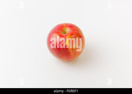 reifer roter Apfel auf einem weißen Hintergrund ist ausgezeichnete snack Stockfoto