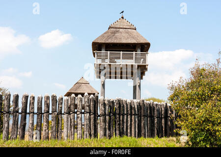 Japan, Yoshinogari Historical Park. Yayoi Minami-Naikaku, South inneren Palast Holz- Watch Tower und hölzernen Pfahl Mauer rekonstruiert. Blue Sky. Stockfoto