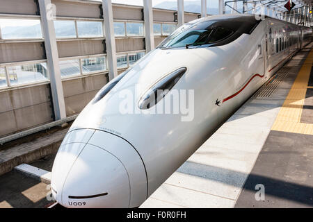 Japan, Shin-Tosu. Vorder- und Nasenkonus der weißen Serie 800 Skinkansen, Tsubame, Bullet Train, am Bahnhof. Stockfoto