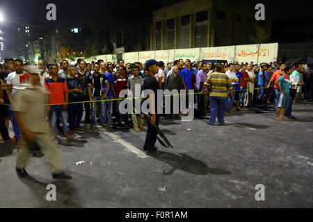 Kairo, Ägypten. 20. August 2015. Sicherheitspersonal Wache in der Nähe eine Explosion im Bezirk Shubra El-Kheima, Qaliubiya Governorate, Ägypten, 20. August 2015. Mindestens 23 Menschen, darunter sechs Polizisten, bekam verletzten frühen Donnerstagmorgen in einer Explosion, die eine nationale Sicherheit ausgerichtet in Qaliubiya Governorate, Gebäude, das ägyptische Staatsfernsehen berichtete. Bildnachweis: Ahmed Gomaa/Xinhua/Alamy Live-Nachrichten Stockfoto