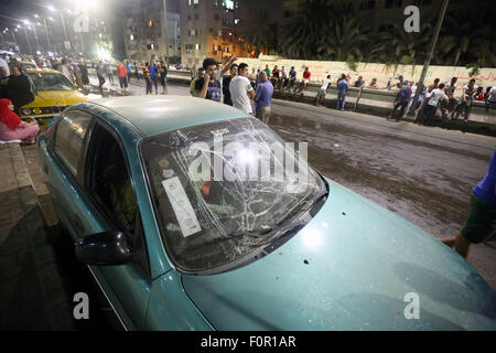 Kairo, Ägypten. 20. August 2015. Ein Auto ist in einer Explosion in dem Bezirk von Shubra El-Kheima, Qaliubiya Governorate, Ägypten, 20. August 2015 beschädigt. Mindestens 23 Menschen, darunter sechs Polizisten, bekam verletzten frühen Donnerstagmorgen in einer Explosion, die eine nationale Sicherheit ausgerichtet in Qaliubiya Governorate, Gebäude, das ägyptische Staatsfernsehen berichtete. Bildnachweis: Ahmed Gomaa/Xinhua/Alamy Live-Nachrichten Stockfoto