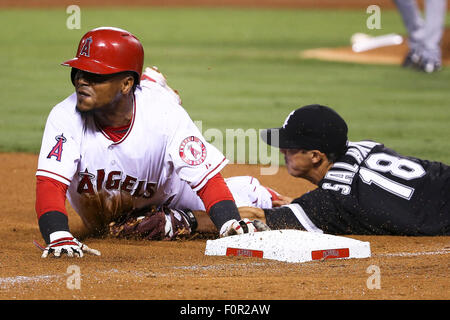 Anaheim, Kalifornien, USA. 19. August 2015. Chicago White Sox dritte Baseman Tyler Saladino #18 Tauchgänge, um versuchen zu Tag heraus stehlen Los Angeles Angels Shortstop Erick Aybar #2 im Spiel zwischen den Chicago White Sox und die Los Angeles Angels of Anaheim, Angel Stadium in Anaheim, CA, Credit: Cal Sport Media/Alamy Live News Stockfoto