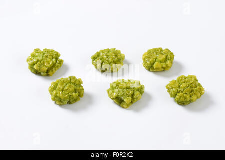 Wasabi-Cracker auf weißem Hintergrund Stockfoto