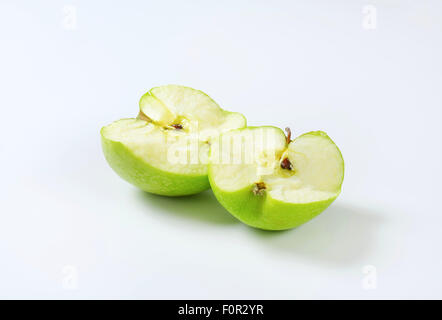 Halbierte frische saftig grüner Apfel Stockfoto