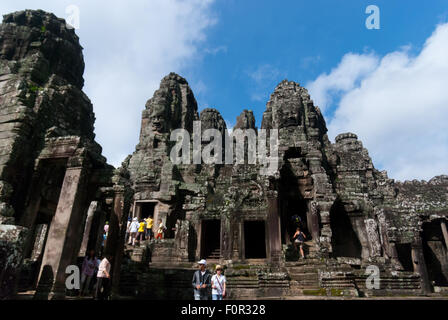 Touristen am Prasat Bayon, Angkor Thom. Stockfoto