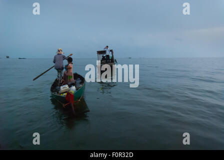 Menschen auf Holzboote am Tonle Sap See, Siem Reap, Kambodscha. Stockfoto