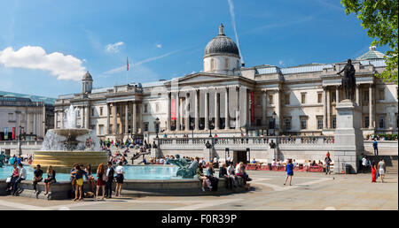 London, The National Gallery und Brunnen am Trafalgar Square Stockfoto