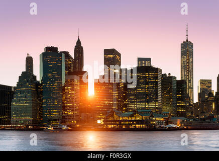 New York City Skyline bei Nacht Stockfoto