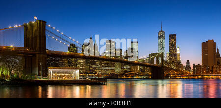 New York City, Brooklyn Bridge bei Nacht Stockfoto